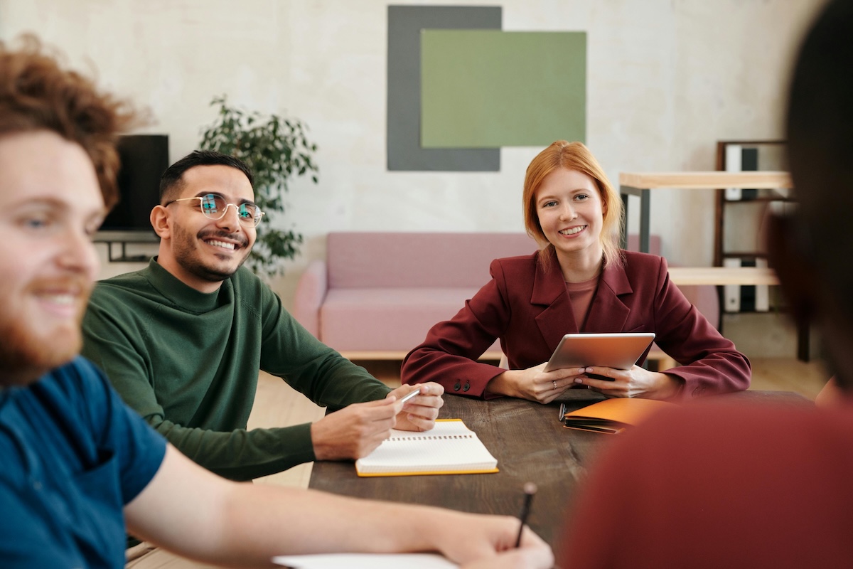 Atelier Vyco : participants créant leurs agents IA autour d'une table de formation